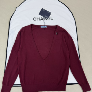 PRADA 버건디 브이넥 니트